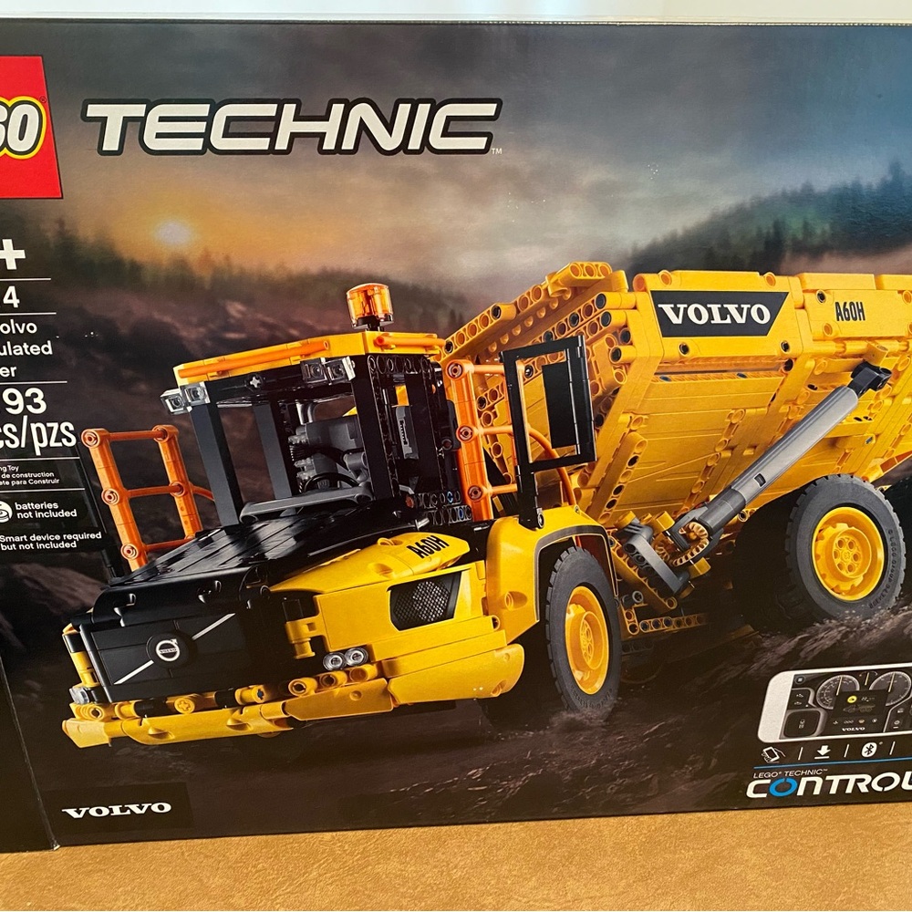 LEGO Technic Volvo Articulated Hauler in Yellow and Black